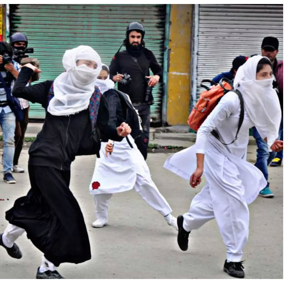 कश्मीर में लड़कियां पत्थरबाजी क्यो करती है, सेना क्या करती है इनके साथ – जानिये – MD NEWS